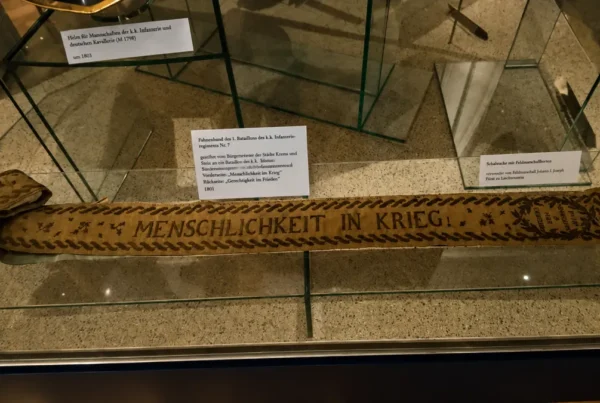 Historisches Fahnenband von 1801 mit der Stickerei „Menschlichkeit in Krieg“, ausgestellt im Heeresgeschichtlichen Museum Wien