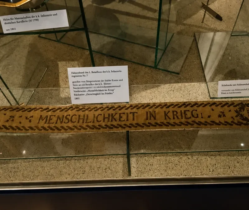 Historisches Fahnenband von 1801 mit der Stickerei „Menschlichkeit in Krieg“, ausgestellt im Heeresgeschichtlichen Museum Wien